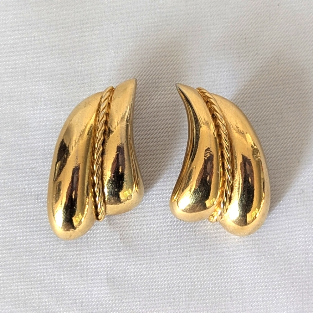 Vintage Beautiful Trifari clip on gold toned earrings | large and chunky